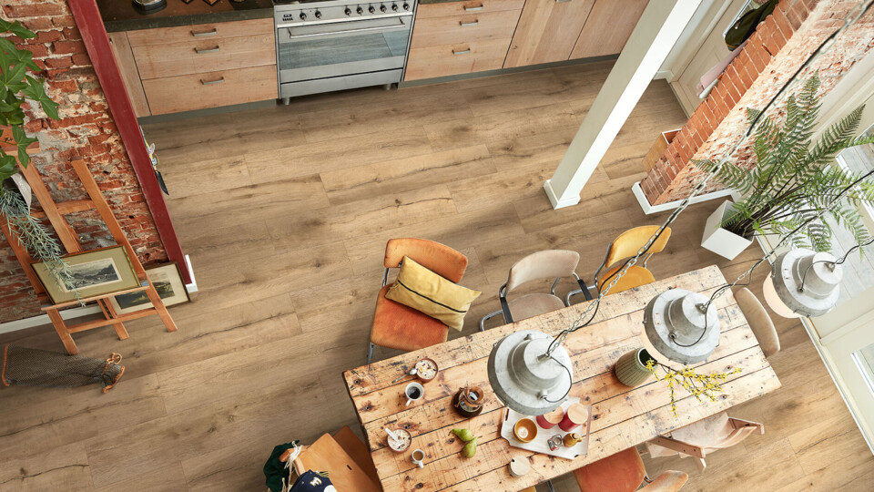 Designboden ohne PVC in einer offenen Küche mit großem Esstisch