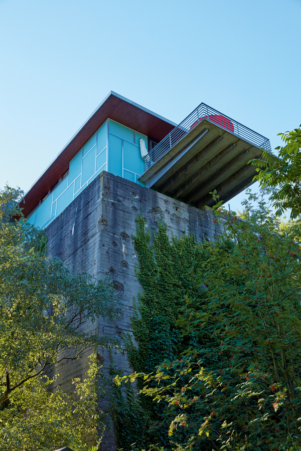 Overlooking the city: Life in a bunker</span><span> 