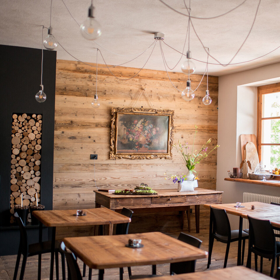 Wandverkleidung aus echtem Holz in einem rustikal eingerichteten Restaurant