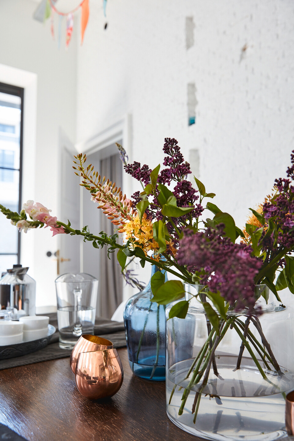 Frische Blumen in einer Vase auf dem Esstisch