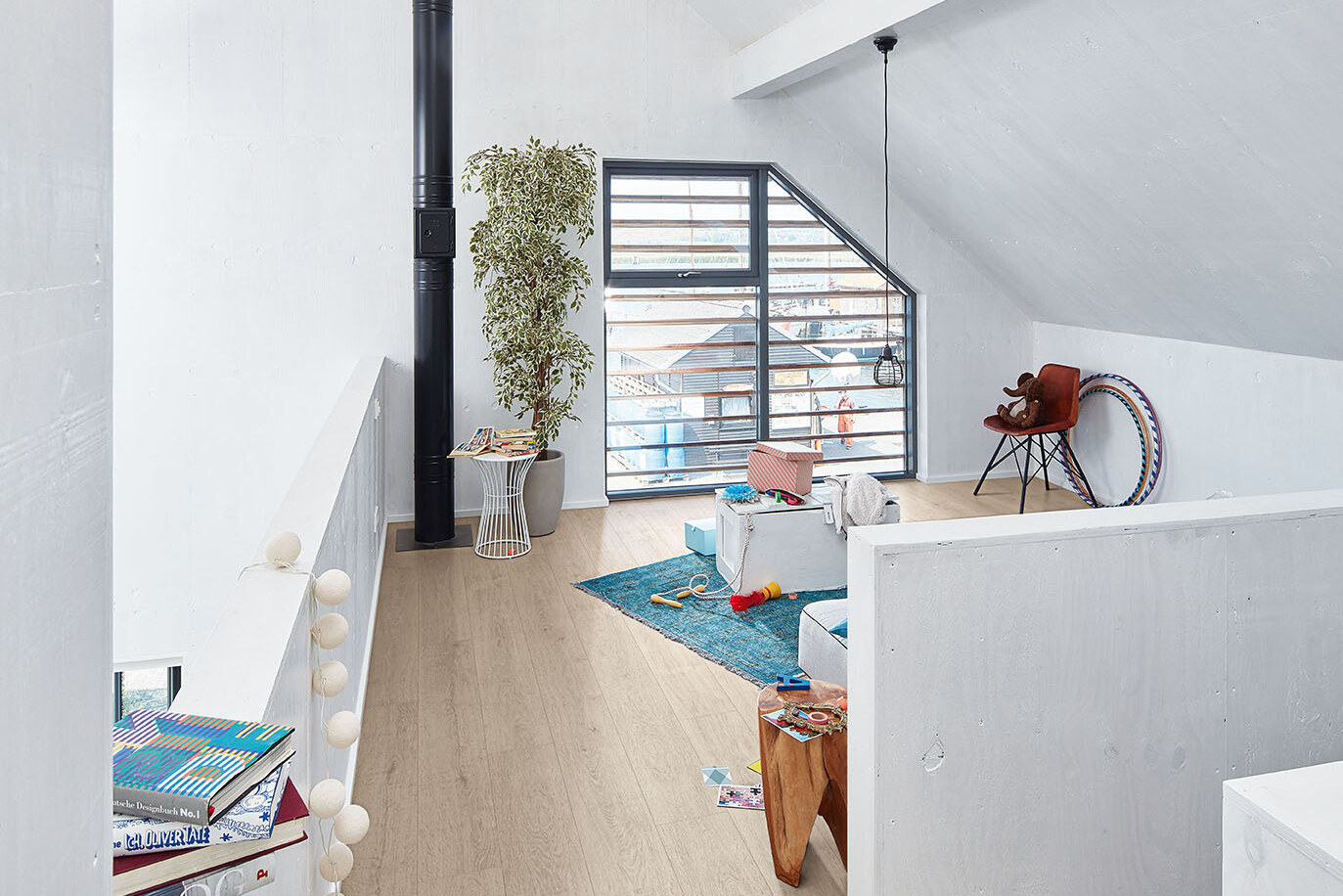 Dachschrägen werden mit diesen Tipps zum echten Highlight im Raum