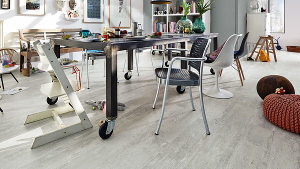 Weiße Böden lassen kleine Räume größer und freundlich wirken