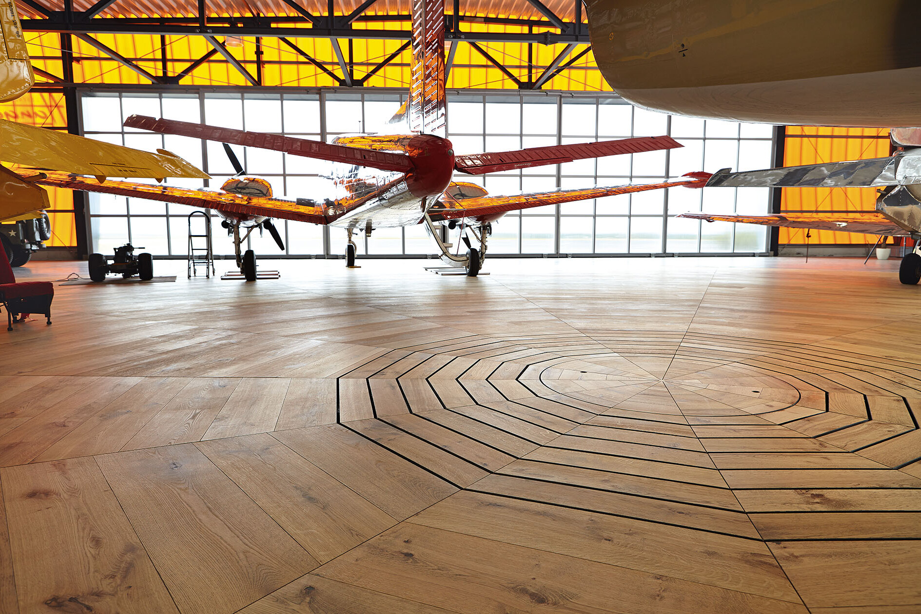 Lindura-Holzboden als Bühne für historische Flugzeuge