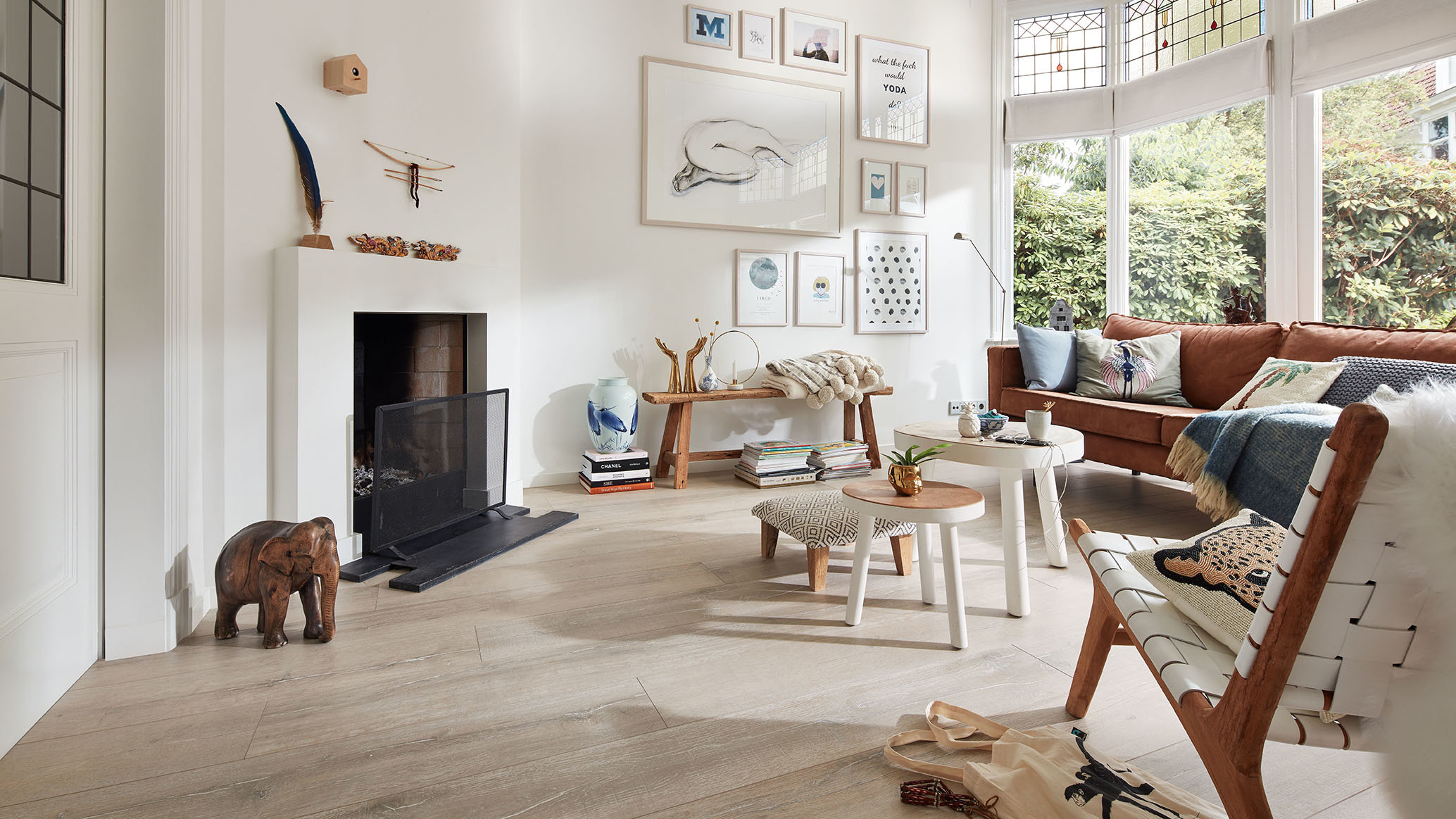 Hyggeliges Wohnzimmer mit hellem Laminatboden und Holzmöbeln