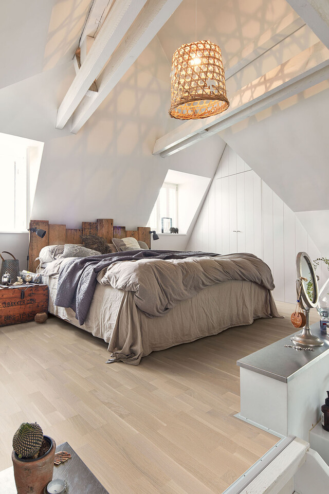 Heller Designboden in einem Schlafzimmer mit Dachschrägen