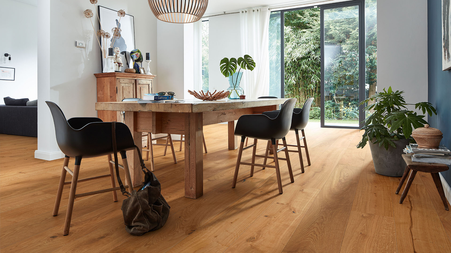 Lindura-Holzboden als Parkett Alternative unter einem Esstisch