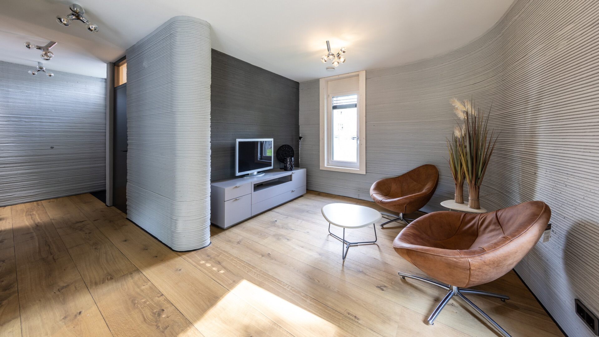 Bild: Peri_MEISTER Lindura-Holzboden im ersten Haus aus dem 3D-Drucker. 