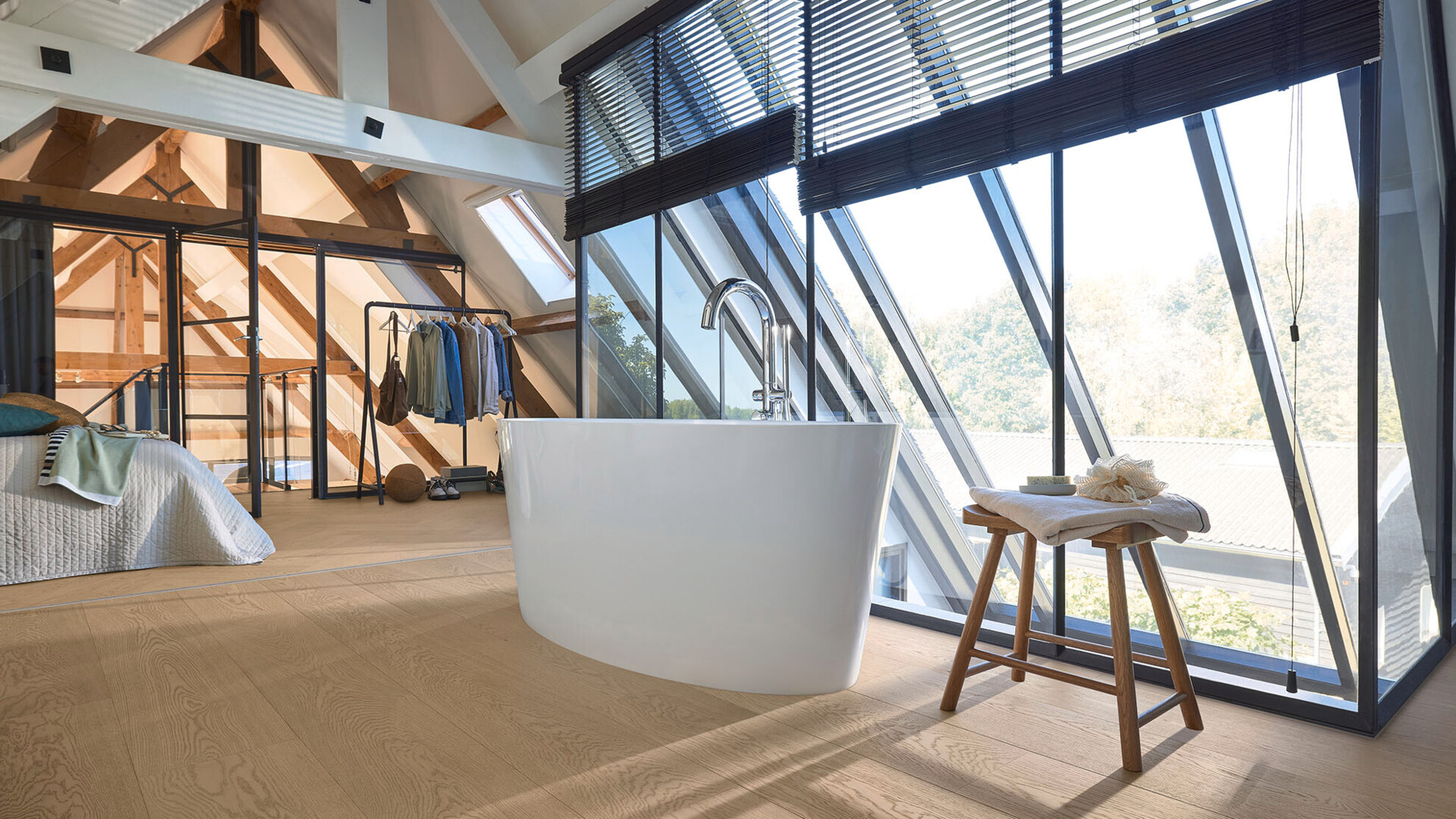 Lindura-Holzboden einem Schlafzimmer mit freistehender Badewanne