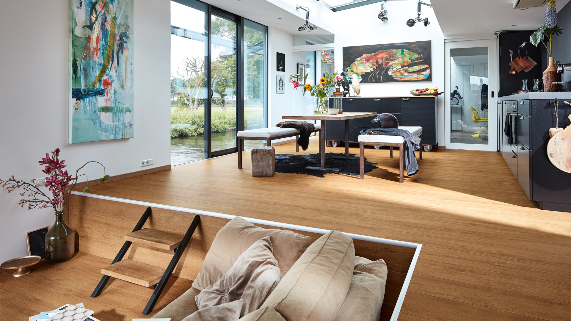Designboden in authentischer Holzoptik in einem offenen Wohnraum mit Küche