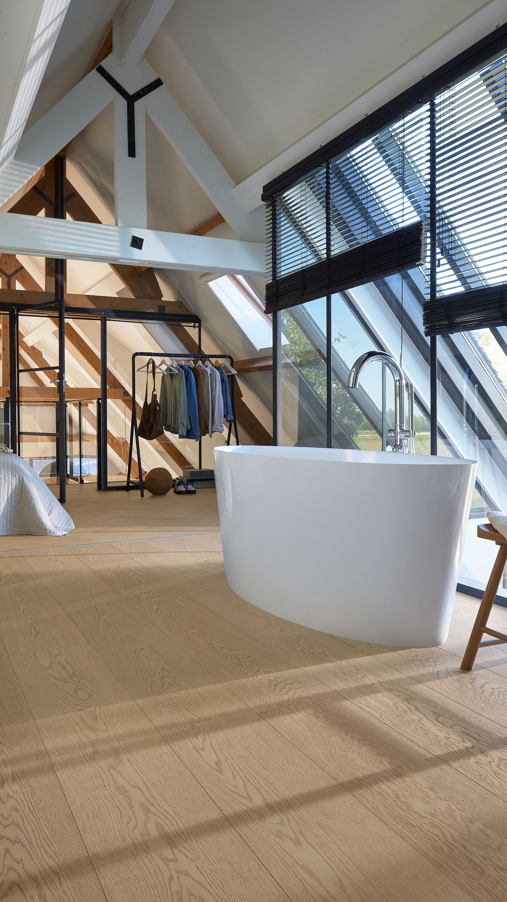 Lindura-Holzboden einem Schlafzimmer mit freistehender Badewanne