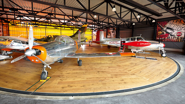 Historische Flugzeuge auf einer Drehscheibe mit Lindura-Holzboden