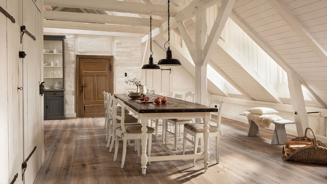 Dachschrägen werden mit diesen Tipps zum echten Highlight im Raum