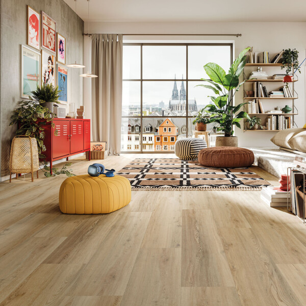 Heller Rigid-Vinylboden im Kurzdielenformat im Wohnzimmer