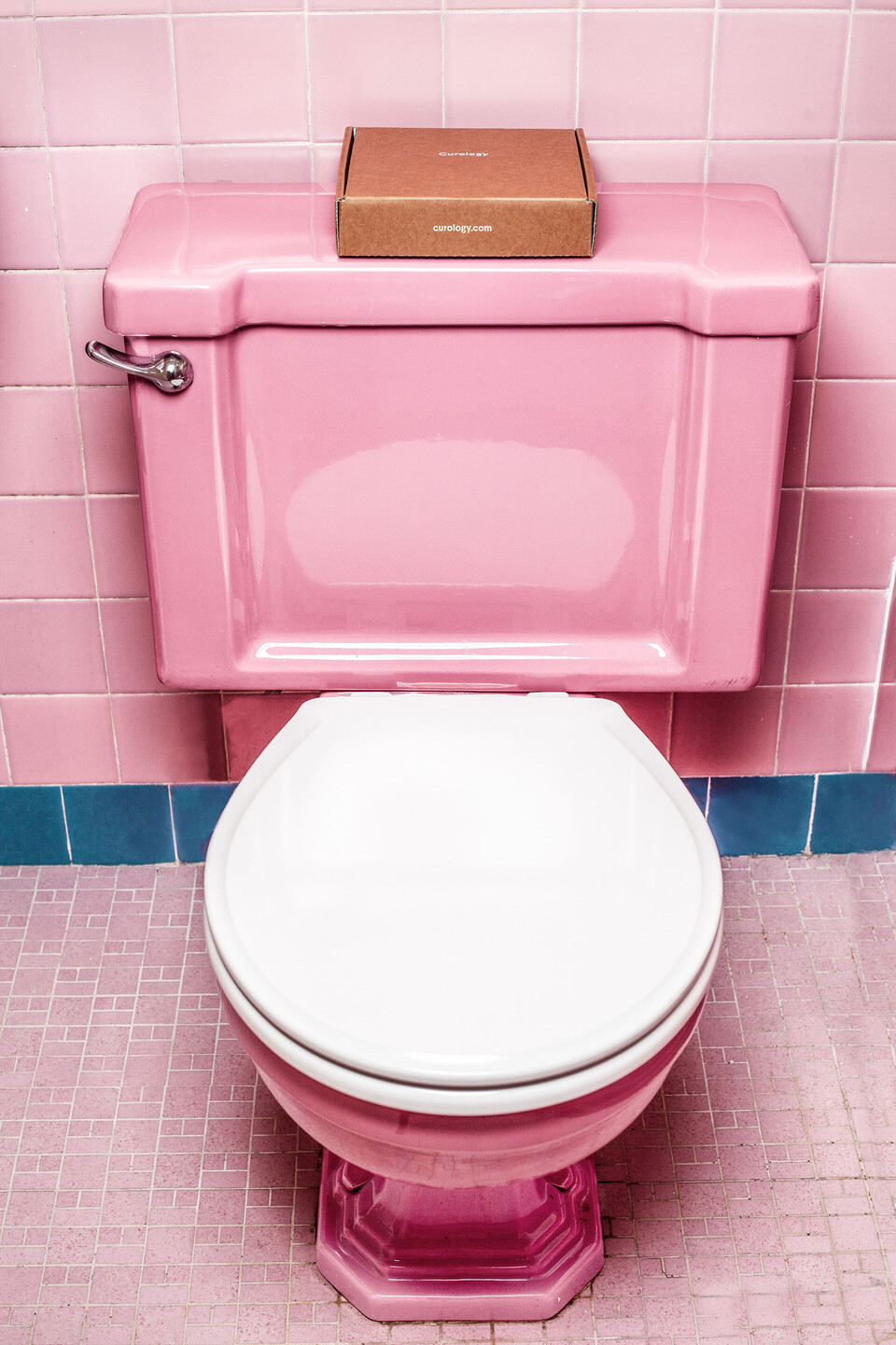 Badezimmer mit rosa Fliesen im Stil der 70er