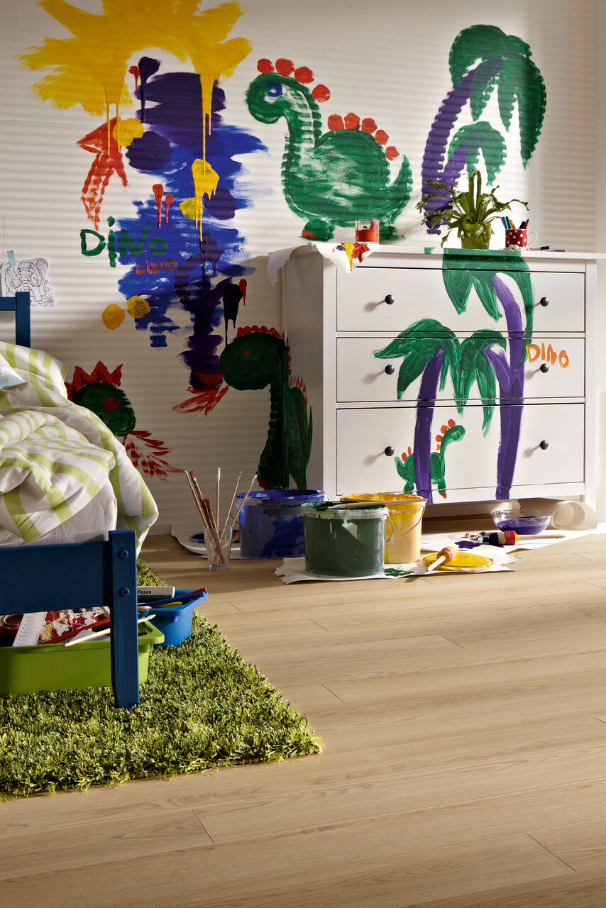 Kinderzimmer mit Laminatboden und selbst bemalter Wand