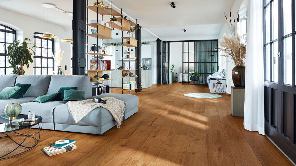 Nachhaltiger Lindura Holzboden in einem Wohnzimmer