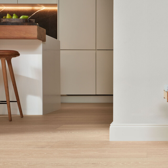 Weiße Fußleisten Hamburger Profil in einer modernen weißen Küche zu hellem Eiche-Holzboden