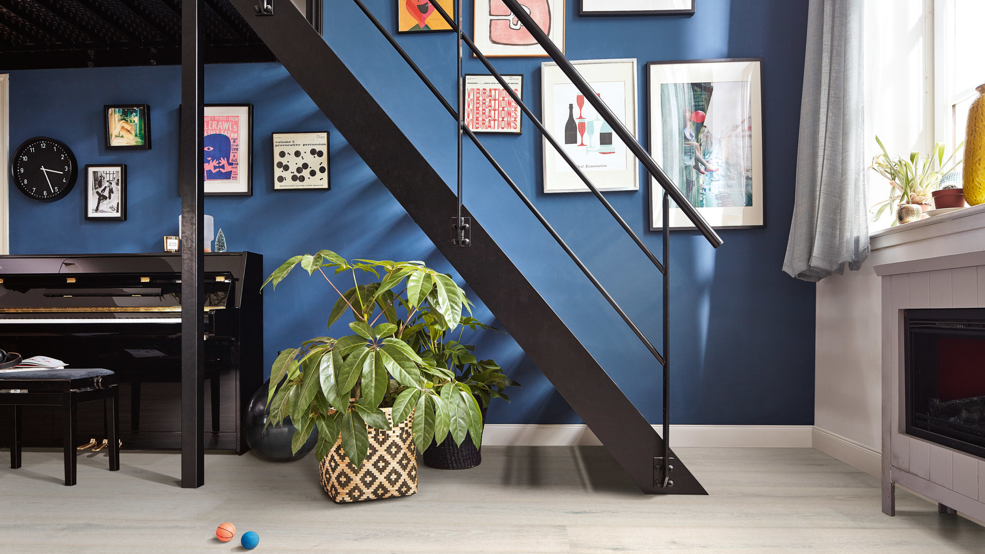 Heller Lindura-Holzboden vor einer blau gestrichenen Wand