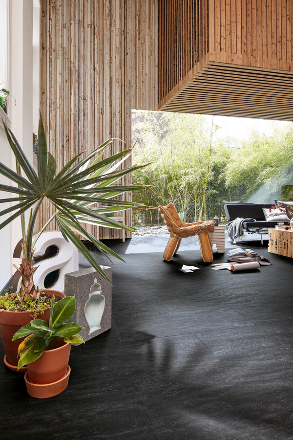 Dunkler Designboden zu einer Einrichtung im Tropical Style
