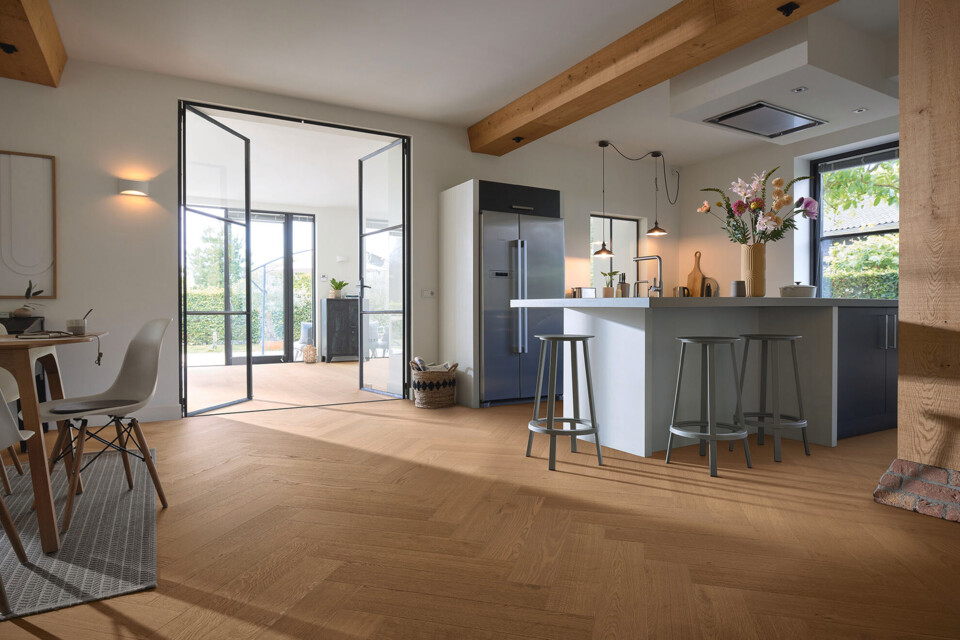 Holzboden Lindura als Fischgrät in einer offenen Küche