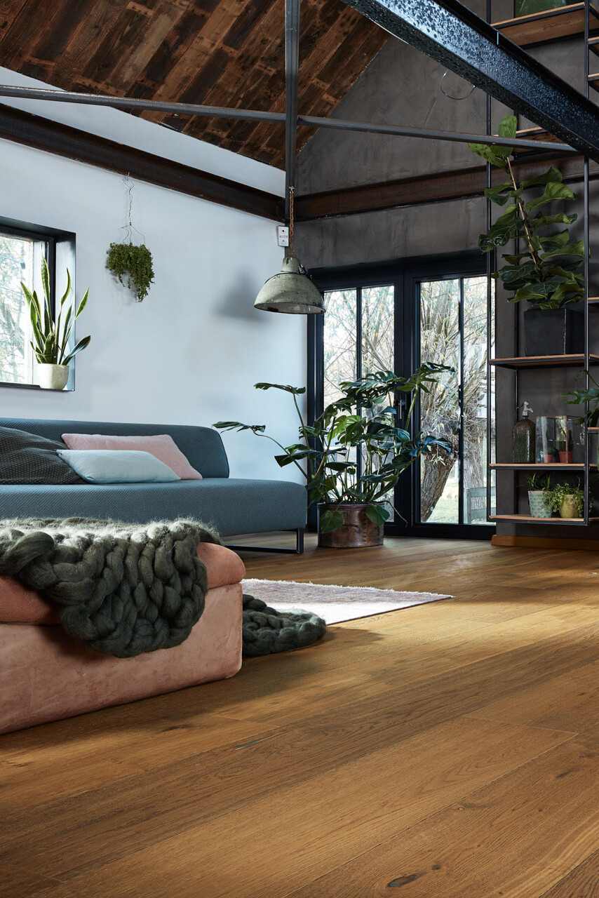 Lindura Holzboden in einem Wohnzimmer mit vielen Pflanzen