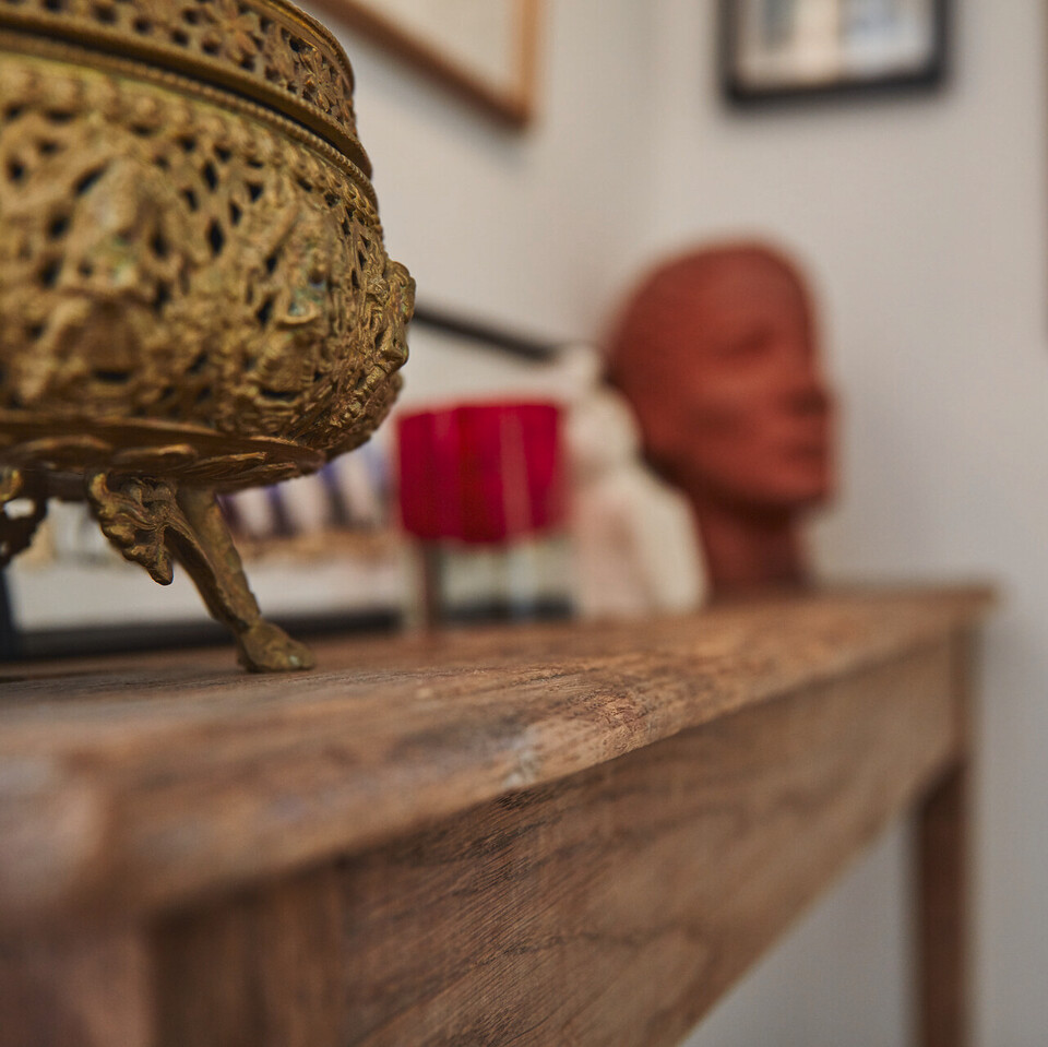 Kommode aus Edelholz im Kolonialstil mit Masken und Vasen aus verschiedenen Ländern