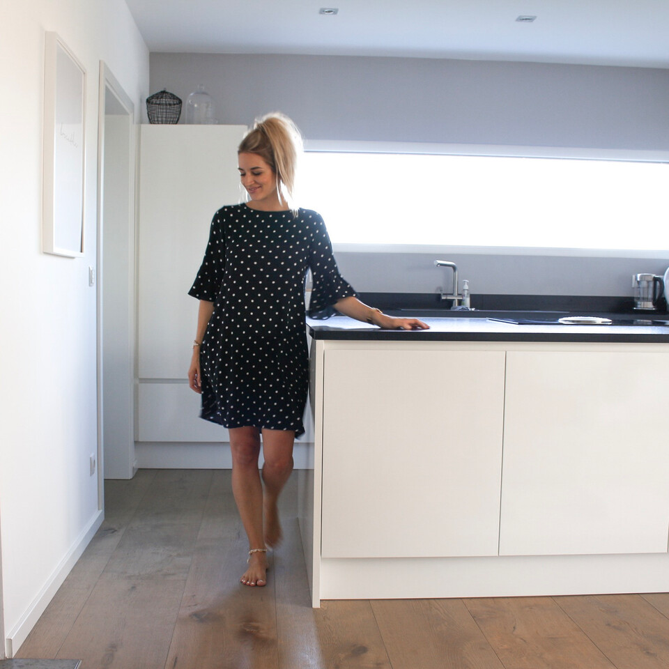 Linda Sophia in ihrer weißen Küche mit Lindura-Holzboden