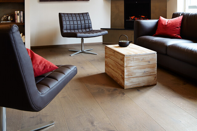 Gemütliche Sitzecke im Weserhotel auf Lindura-Holzboden 