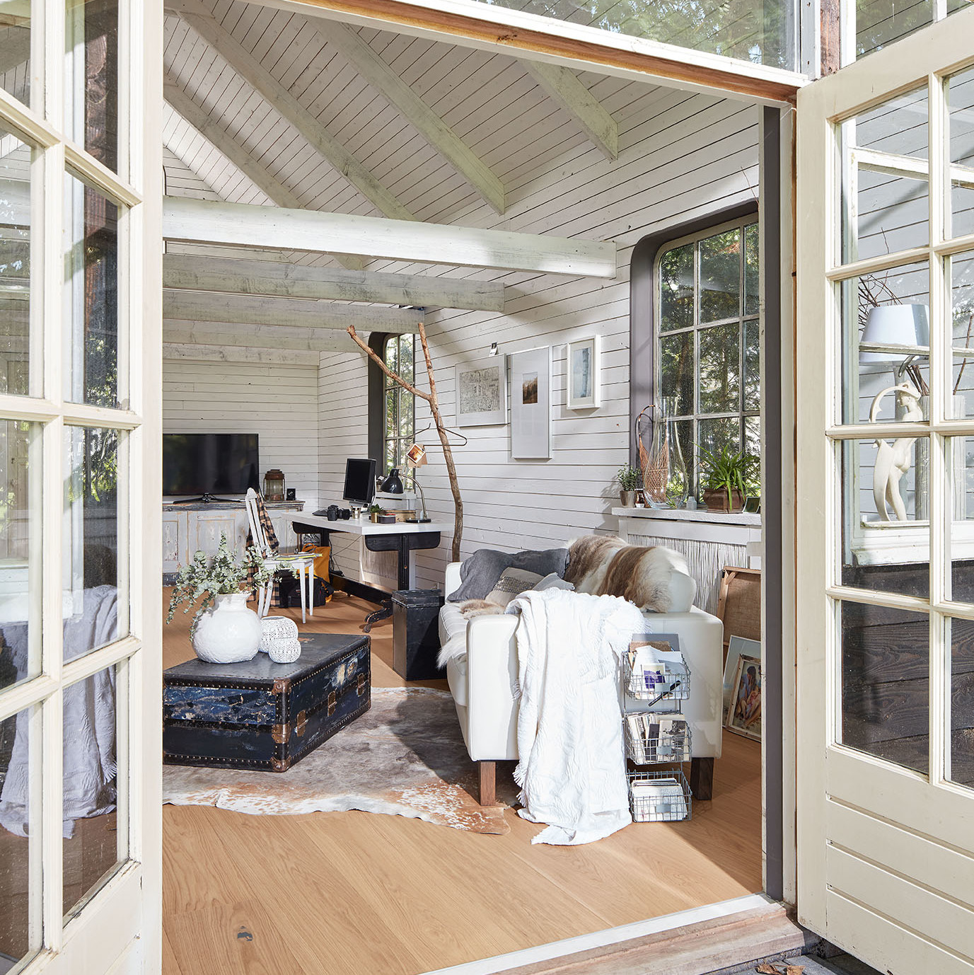 Blick in ein Atelier mit hellen Parkett-Landhausdielen von MEISTER