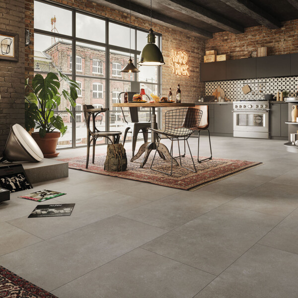 Dryback-Vinyl im Fliesenformat vollflächig verklebt in einer offenen Wohnküche
