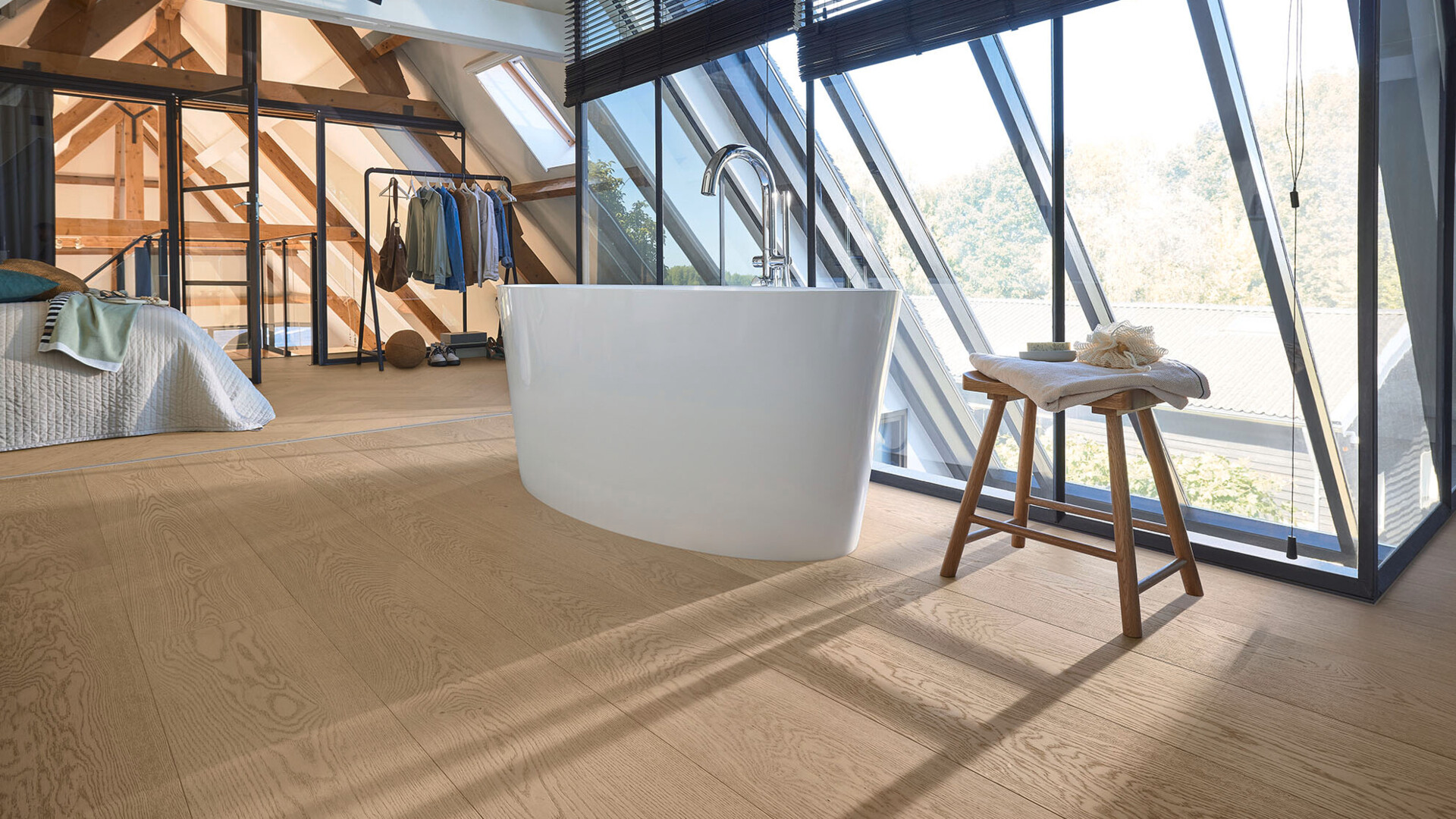Lindura: the innovative real wood flooring, also suitable for humid rooms Lindura wood flooring under a freestanding bathtub
