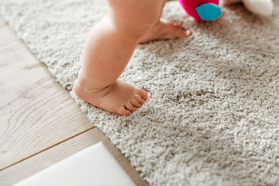 Baby auf Teppich