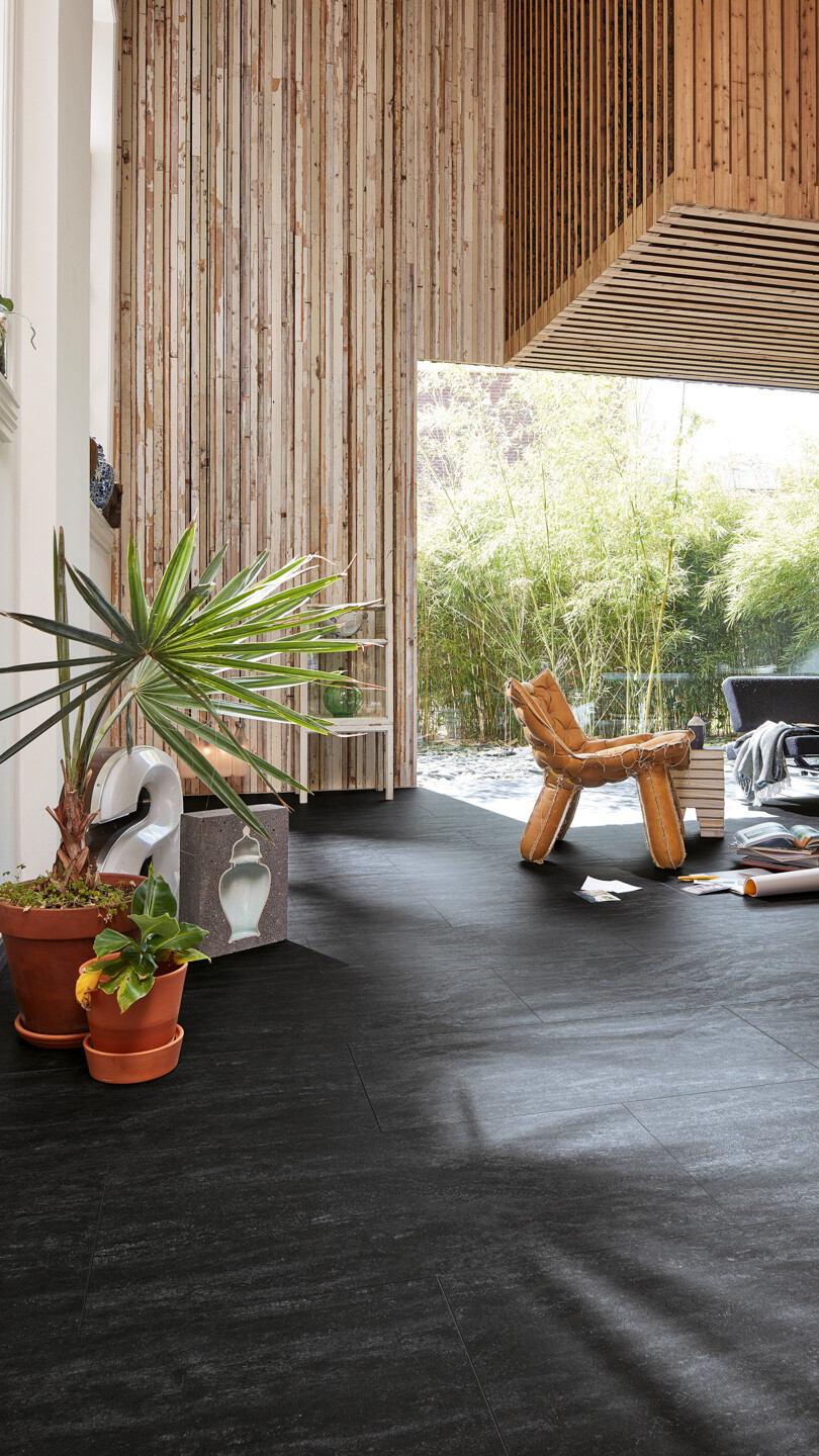 Schwarzer, wohngesunder Designboden für den Tropical Style