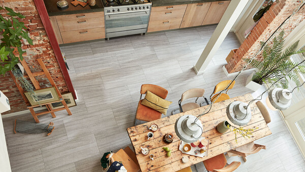 Perfekter Küchenboden: Laminat hält allen Anforderungen in der Küche stand