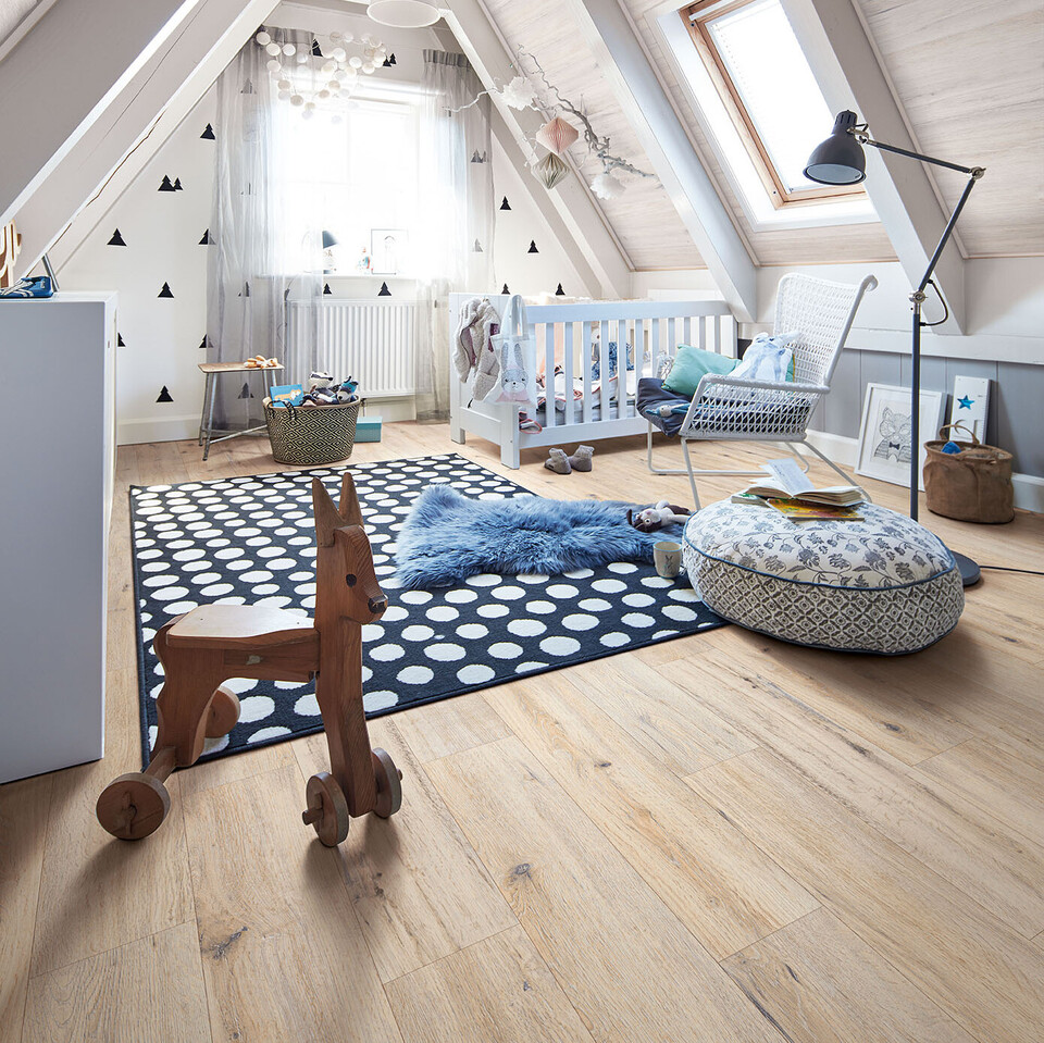 Heller Laminatboden im Kinderzimmer