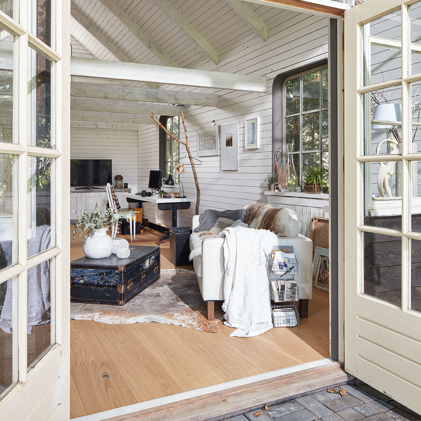 Blick in ein Atelier mit hellen Parkett-Landhausdielen von MEISTER