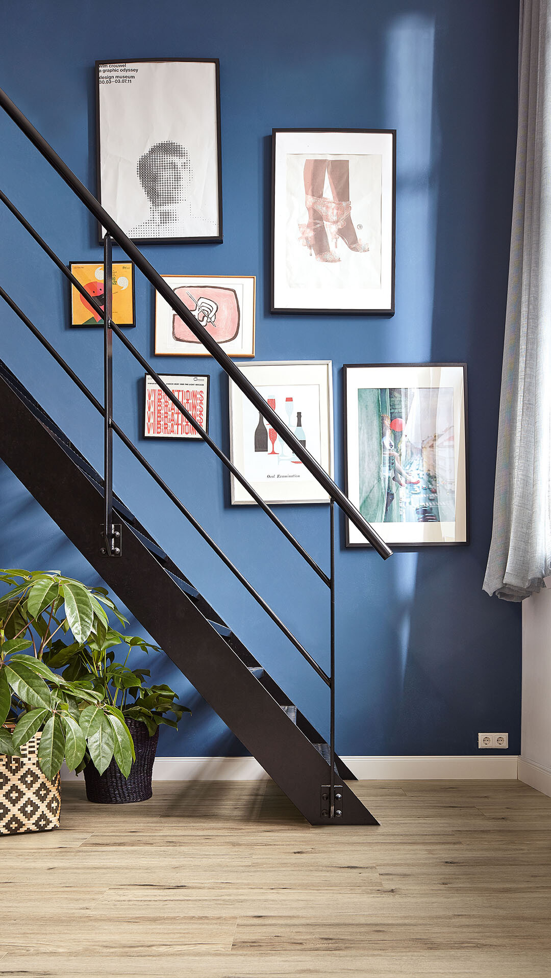 Heller Designboden vor einer blauen Wand