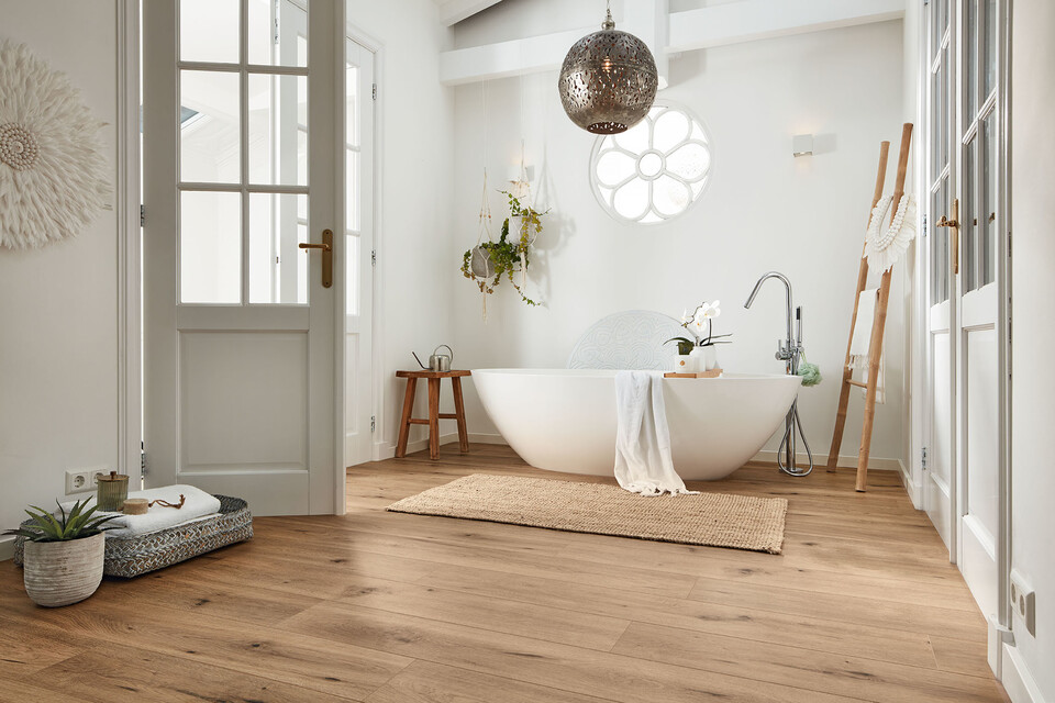 Wasserfester Designboden in Holzoptik im Badezimmer