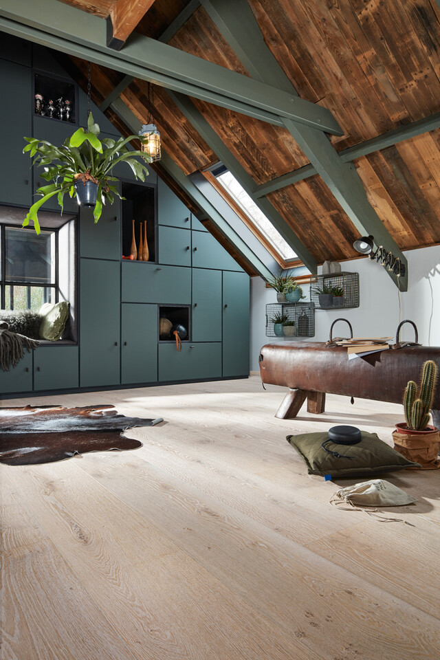 Heller Lindura-Holzboden in einer Dachgeschosswohnung