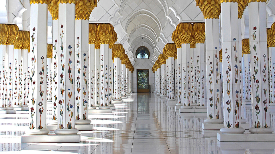 Orientalisches Gewölbe mit goldverzierten Säulen 