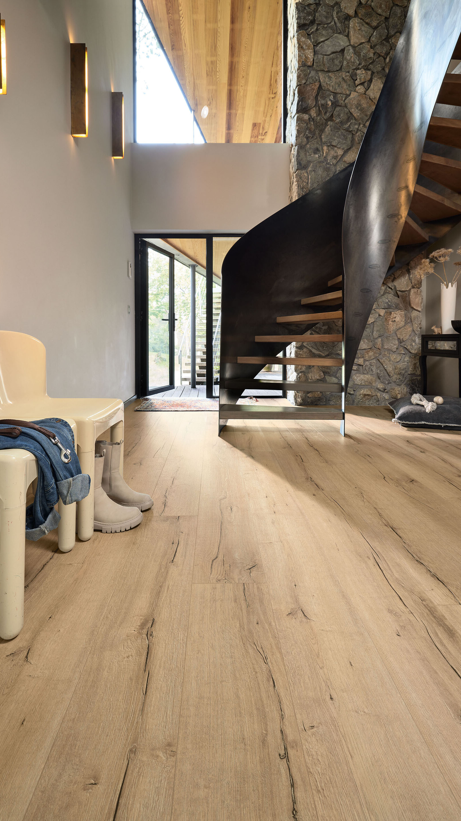 Designboden mit authentischer Optik in Altholz hell in einem geräumigen Eingangsbereich mit geschwungener Treppe
