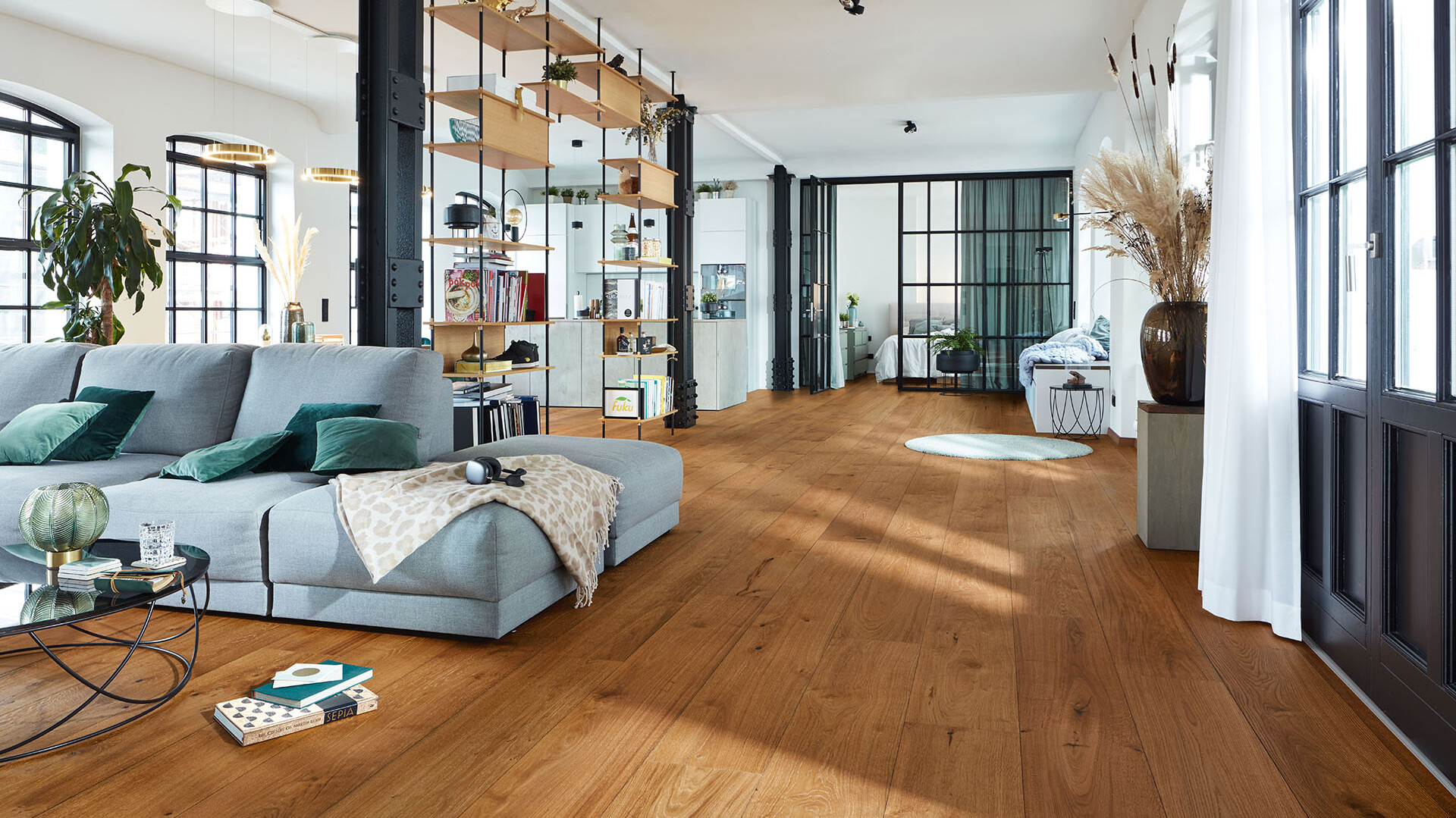 Lindura-Holzboden in Eiche authentic in einem Wohnzimmer