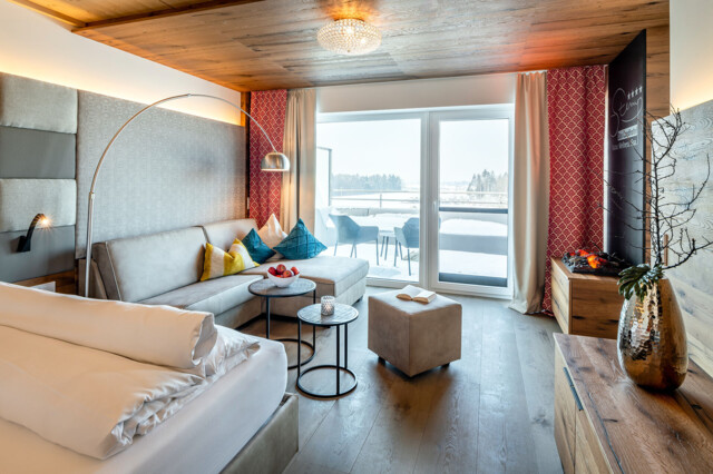 Wohnbereich einer Hotelsuite mit Lindura-Holzboden