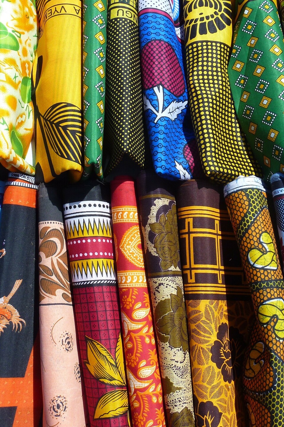 Bunte Stoffe im afrikanischen Stil