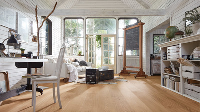 Großzügige Parkett Landhausdielen in einem weißen Holzhaus